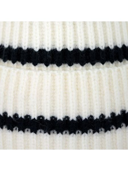 Bílá Čepice s Černými Pruhy