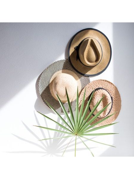 Klobouk s černým lemem a mašlí