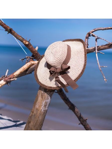 Lehký klobouk se širokým lemem