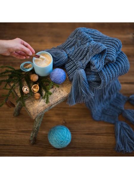 Pletená zimní šála s třásněmi - šedá