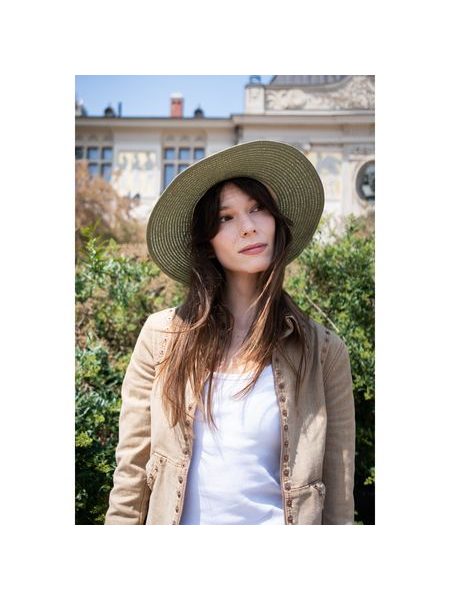 Slušivý klobouk se širokým lemem