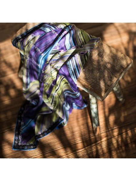 Krásný šátek zdobený abstraktním motivem - tmavomodrý