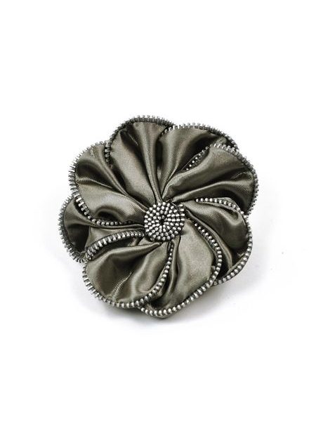 Brož ve tvaru květiny se zdobenými okraji