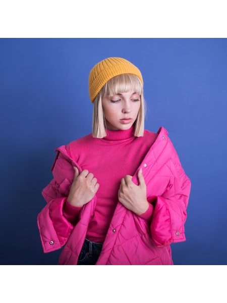 Žlutá čepice s pruhy