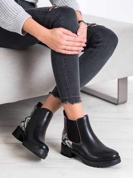 Pohodlné kotníkové boty snake print