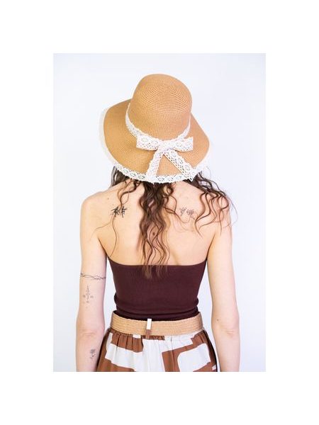 Klobouk se zdobeným lemem