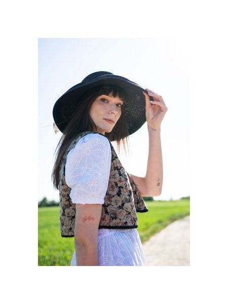 Slušivý klobouk se širokým lemem