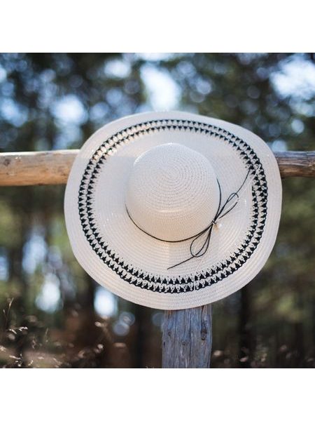 Klobouk s tenkou mašlí
