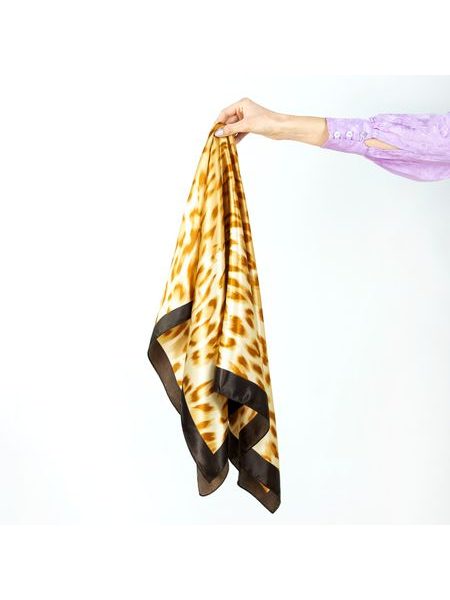 Výjimečný šedý šátek se zvířecími motivy