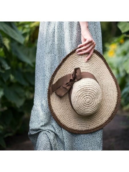 Lehký klobouk se širokým lemem