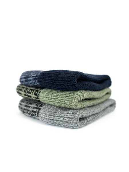 Čepice se vzorem červeno-černá