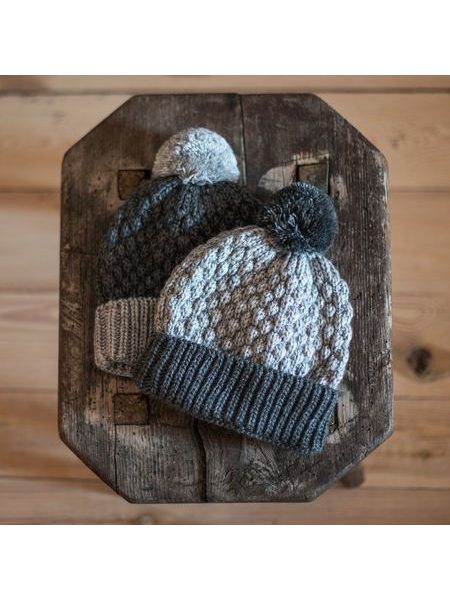 Čepice s tmavou bambulí světle šedá