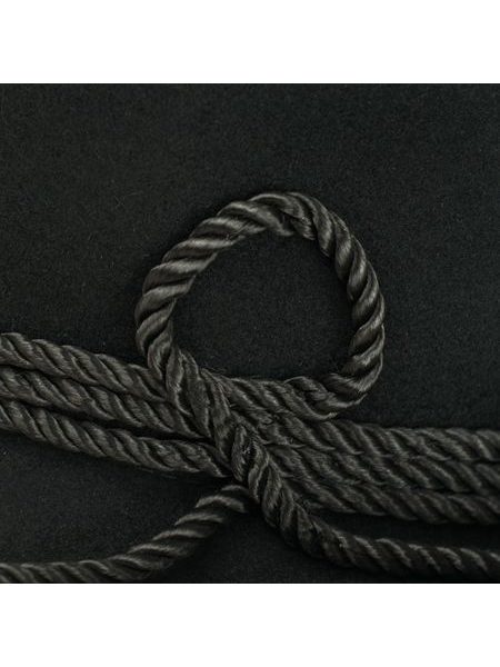 Krásně vytvarovaný klobouk černý