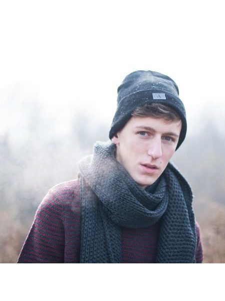 Minimalistická černá čepice