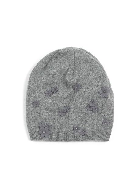 Světle šedá čepice s drobnými kvítky