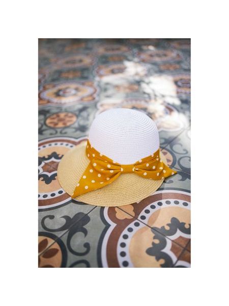 Klobouk se zdobeným lemem