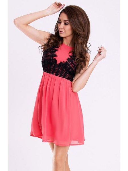 Šaty v barvě malinové s černou krajkou