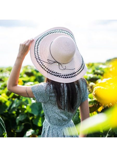 Klobouk s tenkou mašlí