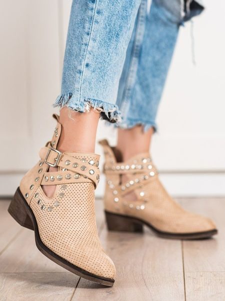 Ažurové boty s přezkou