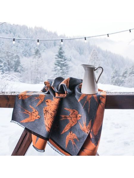Krásná zimní šála zdobená zvířecím motivem šedá