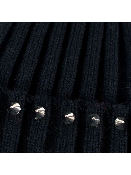 Černá čepice se cvoky