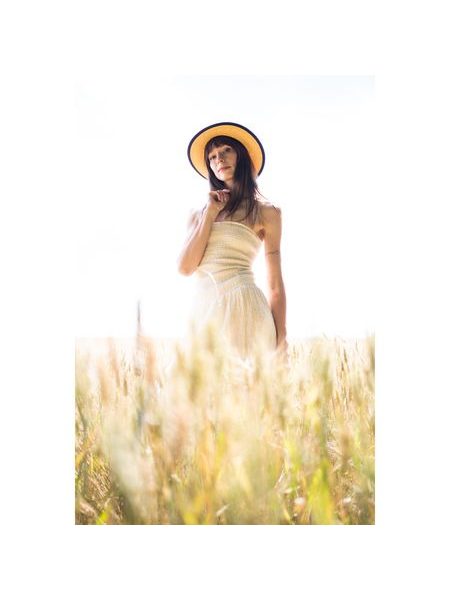 Klobouk s černým lemem a mašlí