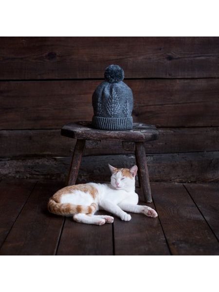 Čepice se pletenými stromy hnědá