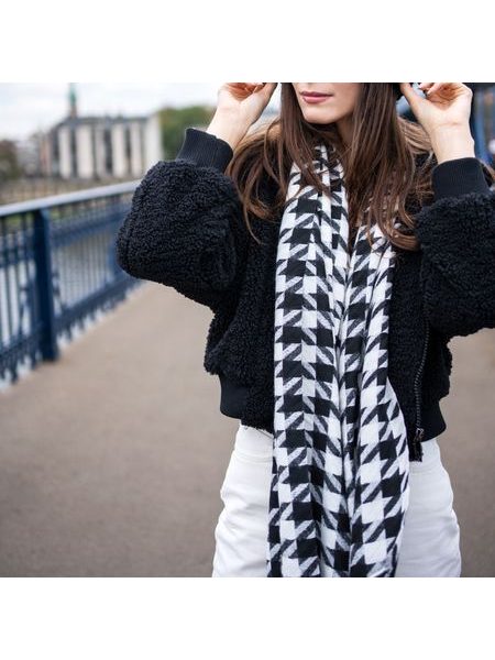 Klasická zimní šála černo-bílá