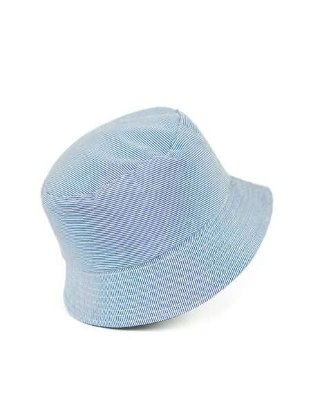 Světle modrý látkový klobouk s jemnými proužky