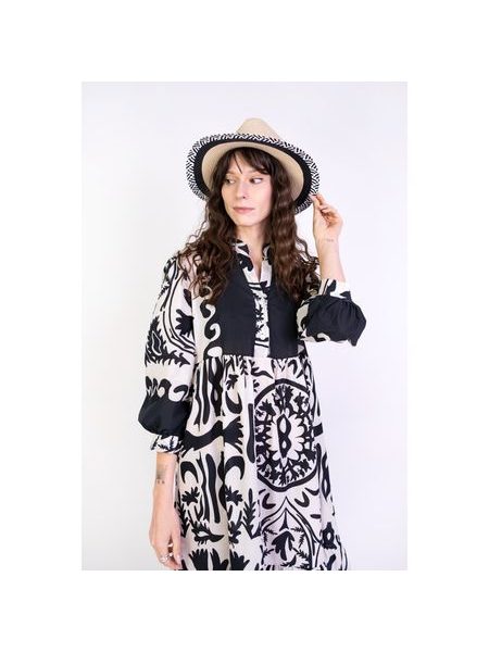 Klobouk se zdobeným lemem