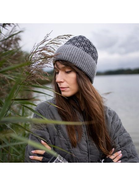 Čepice se vzorem červeno-černá