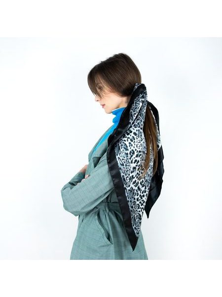 Výjimečný šedý šátek se zvířecími motivy