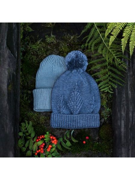 Čepice se pletenými stromy hnědá