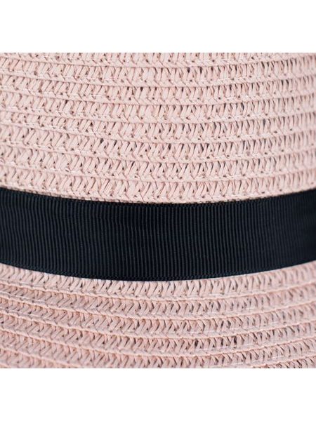 Klobouk s širokou krempou a černými ozdobami