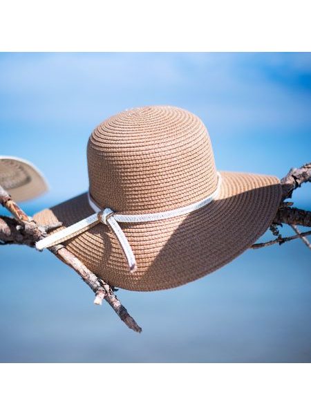 Klobouk s ozdobným pruhem