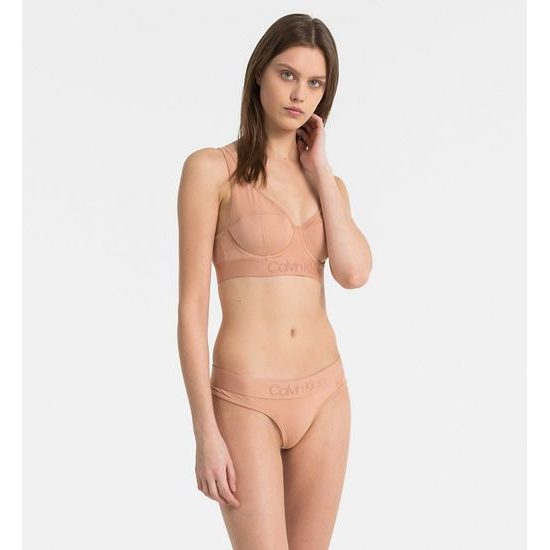 Dámské kalhotky tanga CALVIN KLEIN Tonal Logo QF4942E NUDE