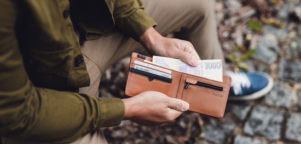 VUCH Benji.

LEATHER MEN'S WALLETS>
Jednoduchý a čistý design
3 karetní přihrádky a 2 vnitřní praktické kapsy
Kapsička na mince se zavíráním na zip
Dvě přihrádky na bankovky
 ROYAL COLLECTION
„Dopřej si kvalitu a styl vždy, když sáhneš do kapsy pro svou peněženku z Royal Collection.