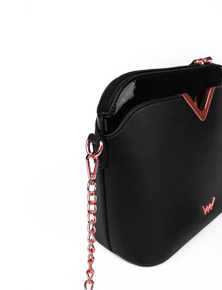 VUCH Fossy Smooth Black.

Elegantní provedení s vnější kapsou bez zapínání
Vnitřní kapsička na drobnosti na zip
2 vnitřní přihrádky bez zapínání 
Crossbody popruh se stříbrným řetízkem
 CROSSBODY
„Když je na nás někdo pyšný, zahřeje nás to u srdce.