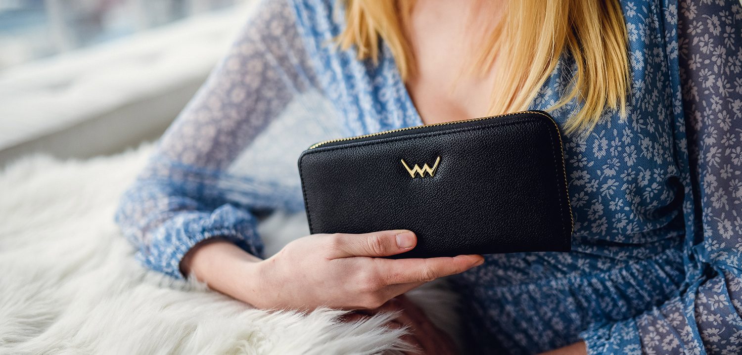 Vuch - Fashion tips: how to pair a handbag with a wallet?