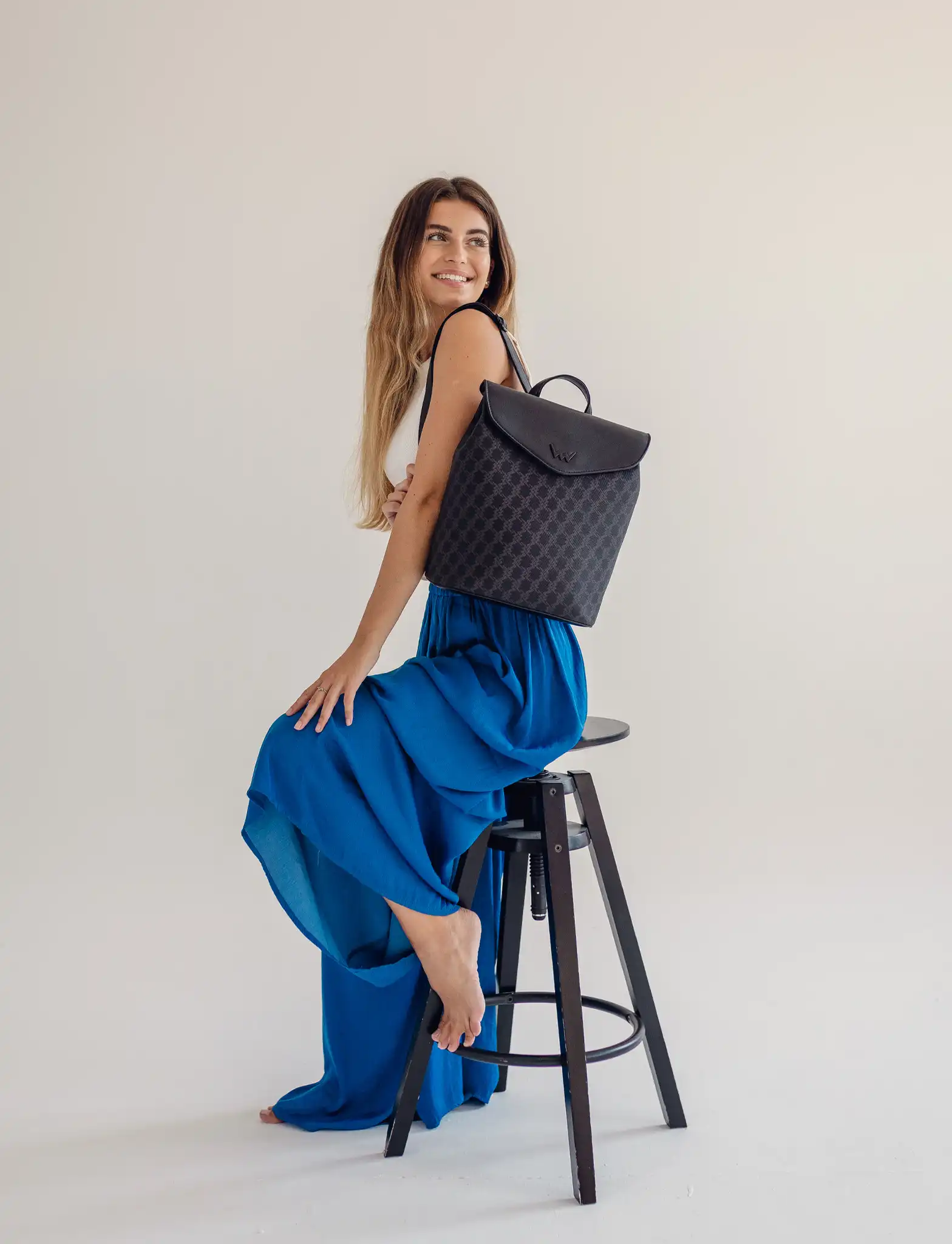 Design batohu VUCH Linton MN Black s monogramem VUCH