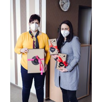 VUCH rozdává dárky sestřičkám v nemocnici