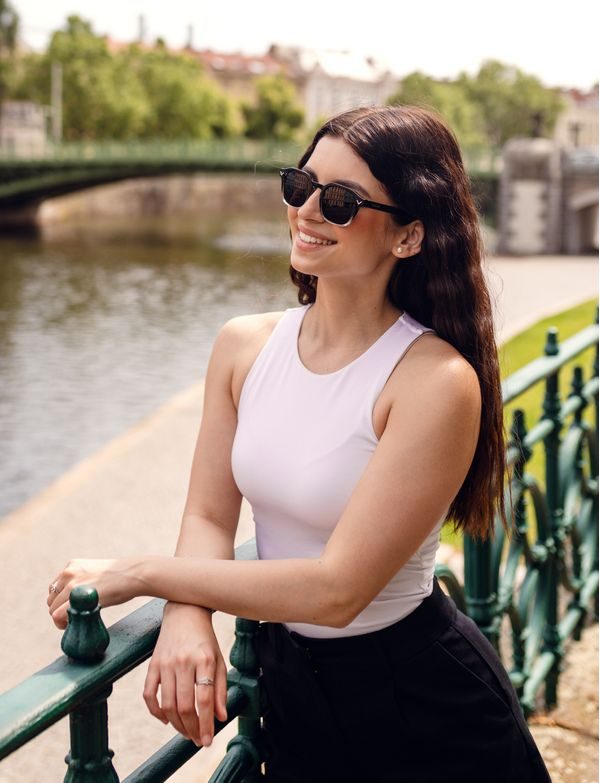 Elea V Black