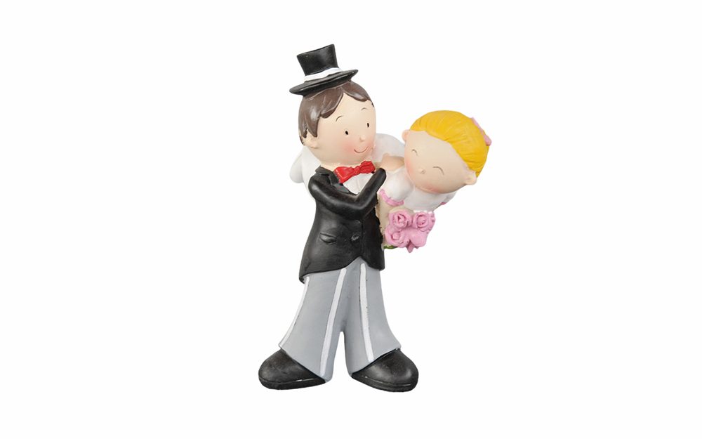 Ženich si nese nevěstu - svatební figurky na dort - Modecor