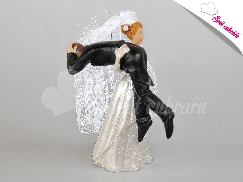 Nevěsta si nese ženicha - svatební figurky na dort - Figurky svatební -  Dekorace a figurky na dorty, Cukrářské potřeby - Svět cukrářů