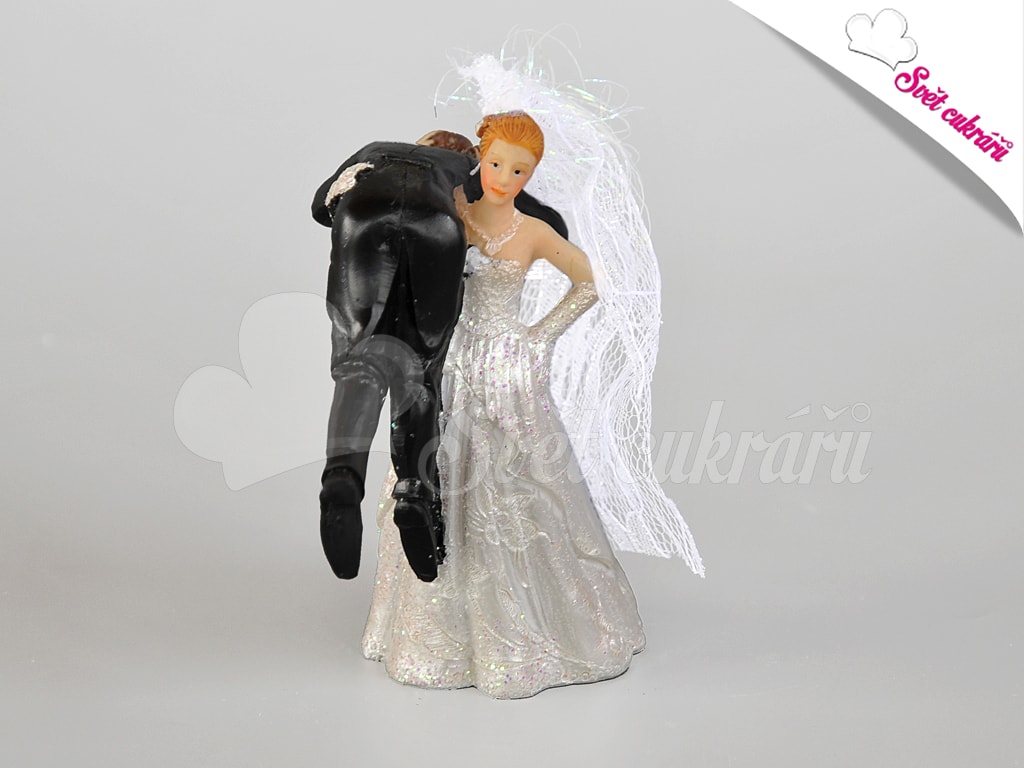 Nevěsta si nese ženicha - svatební figurky na dort - Figurky svatební -  Dekorace a figurky na dorty, Cukrářské potřeby - Svět cukrářů