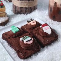 EDIBLE CHRISTMAS SUGAR DECORATIONS - SANTA IS COMING TO TOWN (SET OF 12)