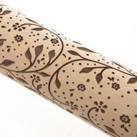 DREVENÝ VÁLEČEK NA CESTO S PLASTICKÝM VZOROM D. 20 CM