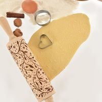 DREVENÝ VÁLEČEK NA CESTO S PLASTICKÝM VZOROM D. 20 CM