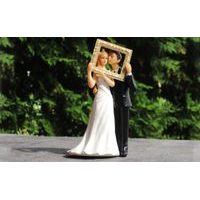 MENYASSZONY ÉS VŐLEGÉNY KÉPKERETTEL - ESKÜVŐI FIGURÁK A TORTÁHOZ