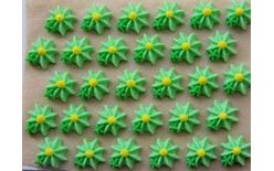 Cukrové ozdoby – kvety na platíčku 25 (30 ks)